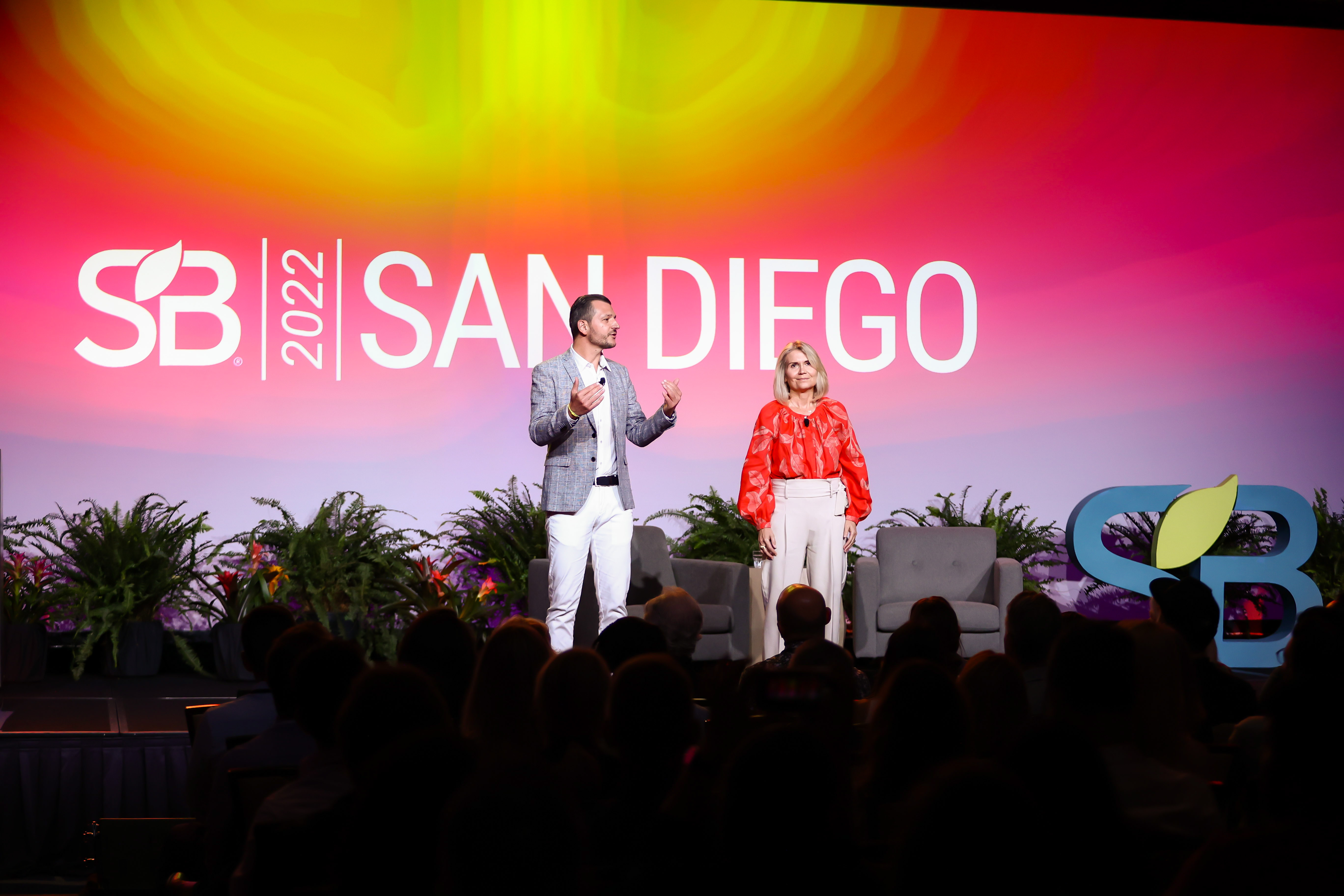 Le duo sur la scène de Sustainable Brands San Diego