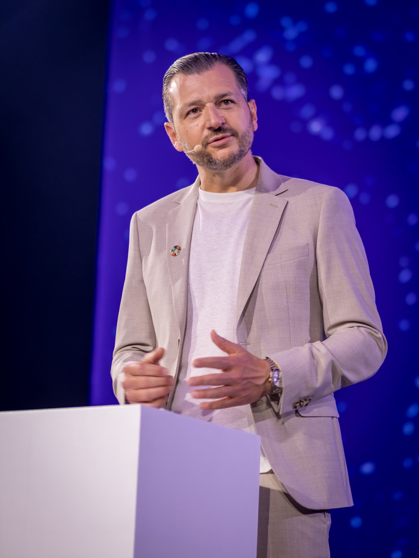 Vincent Avanzi sur scène lors du congrès national du CJD à Nice